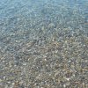 Dettaglio di acqua limpida su sassi.